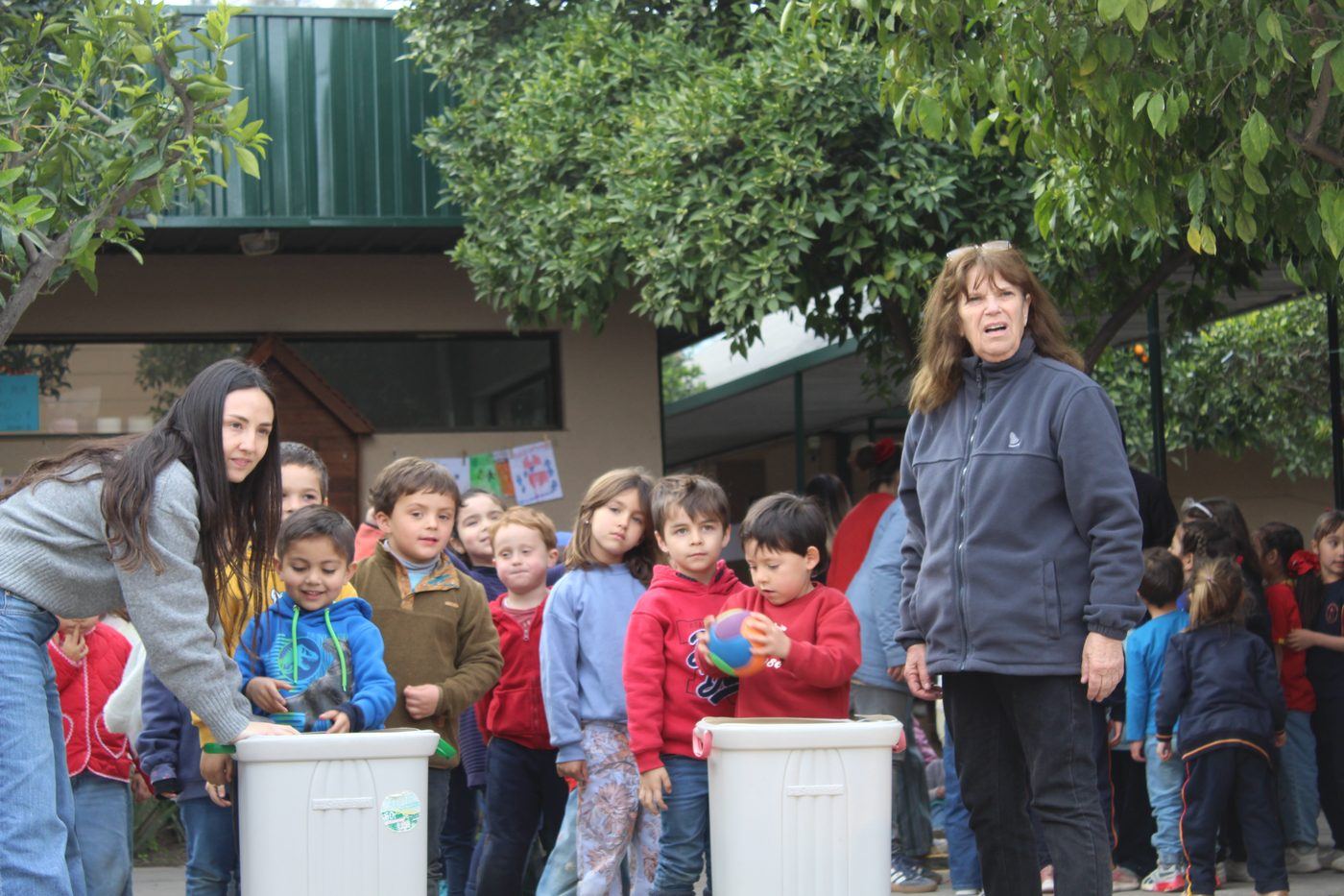 Alumnos en el campus arbolado del colegio