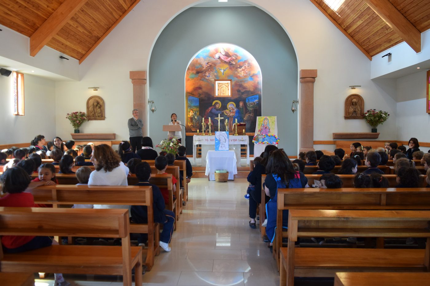 Interior de la capilla del Colegio Campanario durante una misa de curso