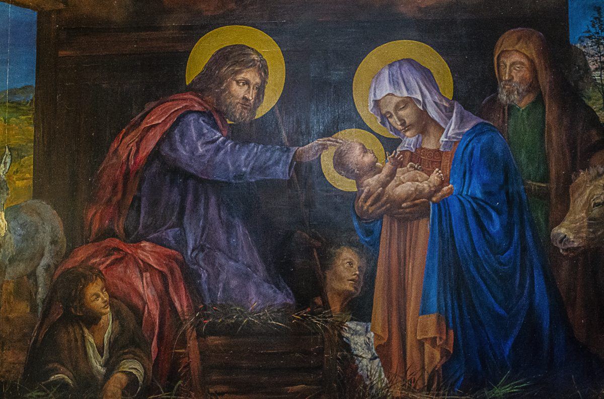 Mural de la Sagrada Familia en la capilla del colegio