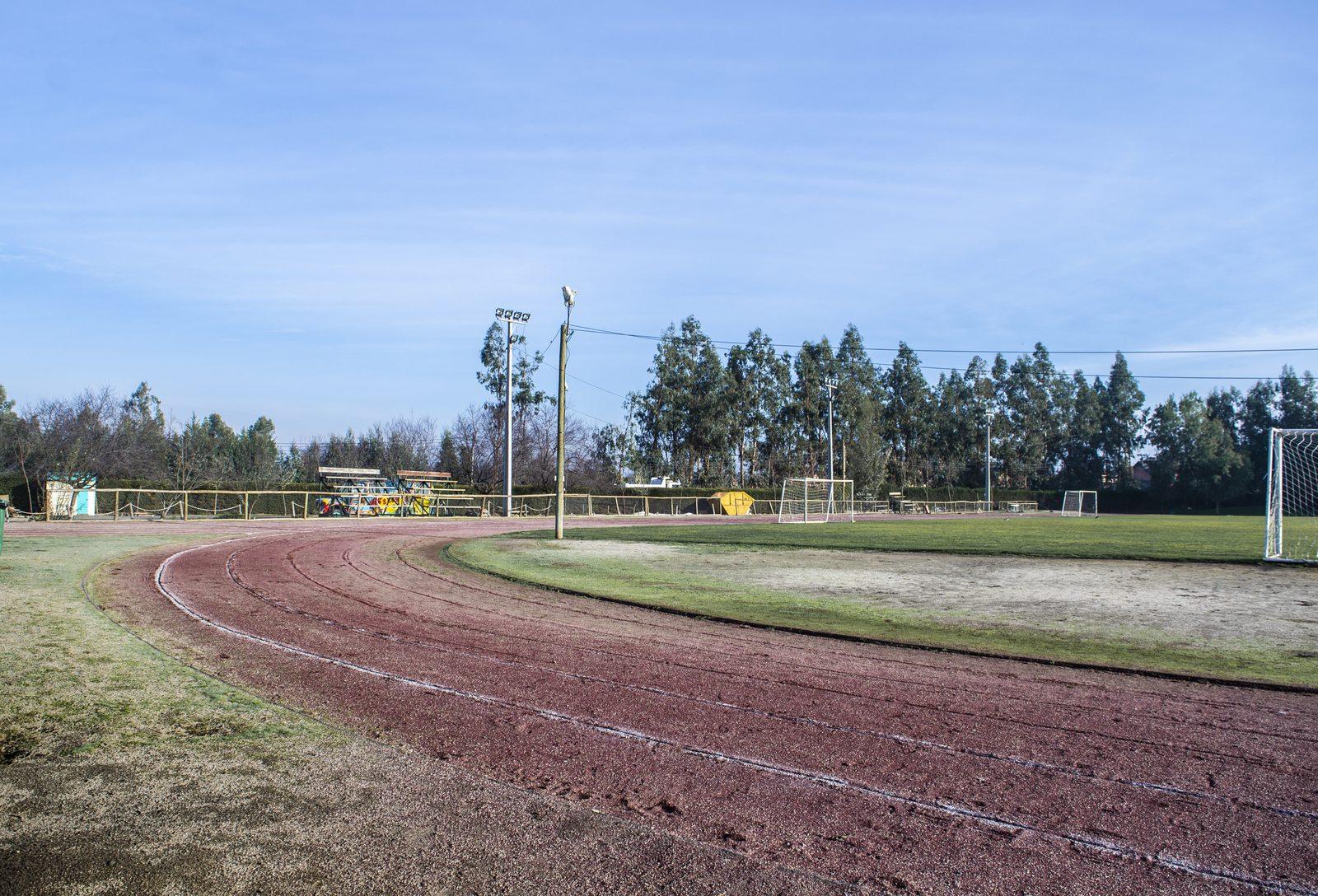 Pista atlética del colegio con la cordillera de fondo