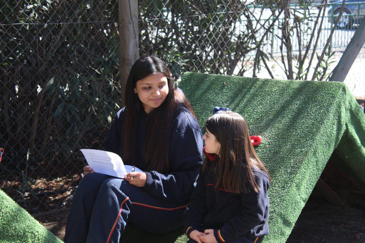 Alumnas leyendo en el proyecto lector del colegio